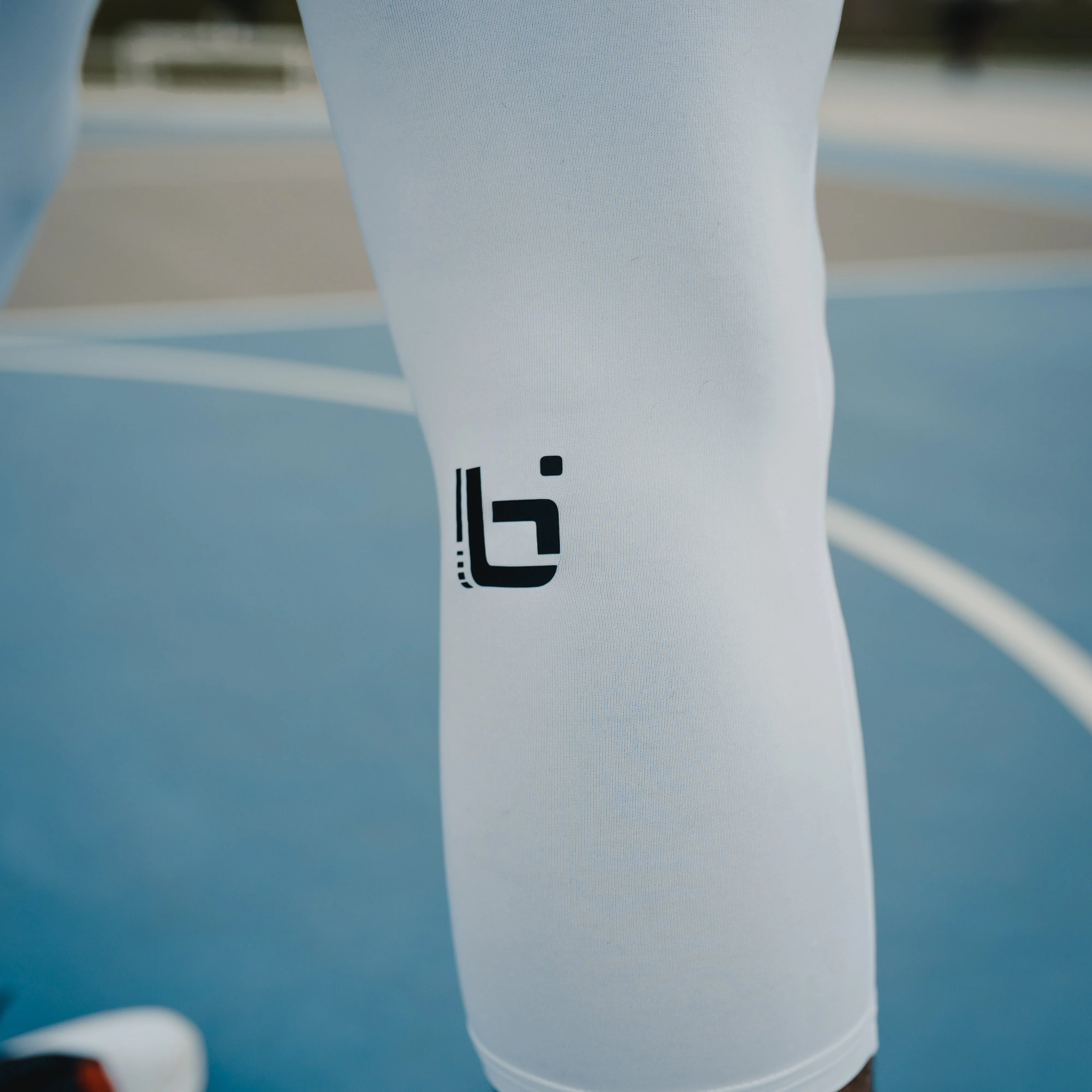 P1 3/4 Compression Tights in White - Image 3