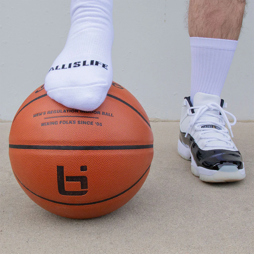 Solid Extra Cushioned Mid Socks in White - Image 4